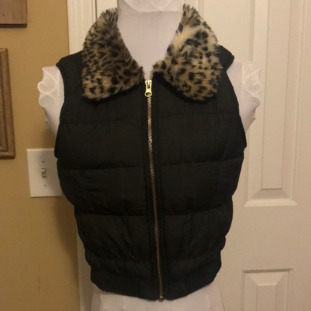 Very cute vest with Faux fur collar